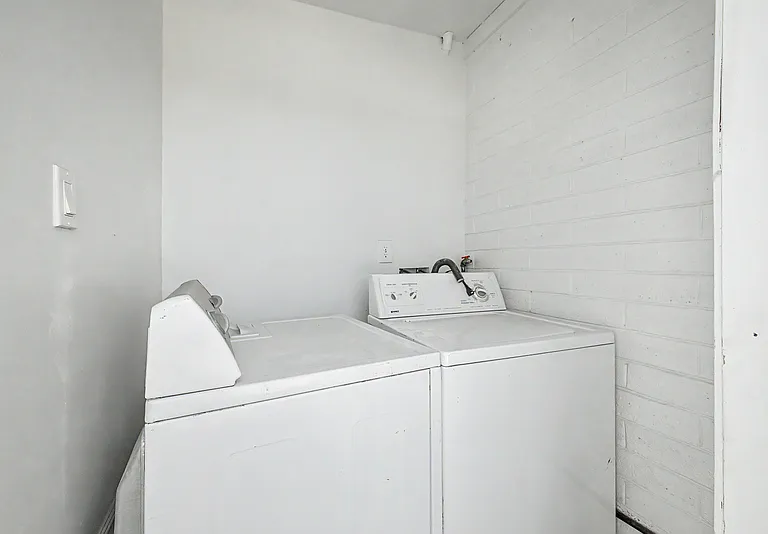 2045 E Orange St — Photo 29