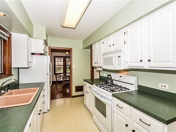 5th image of 302 Burwood Ave