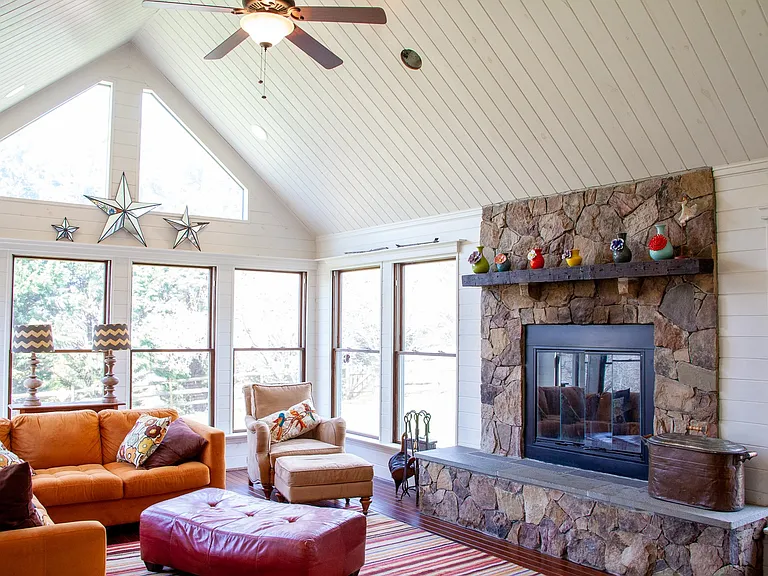 1030 Spring Cove Ln — Photo 1
