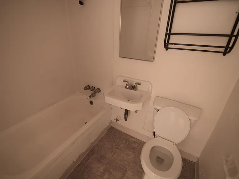 Melrose Court Apartments — Photo 16