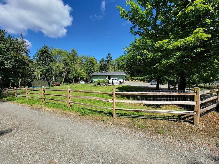 Side view of entrance/summer