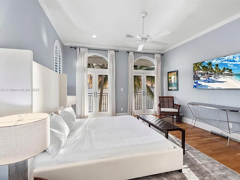 814 W Dilido Dr — Photo 10