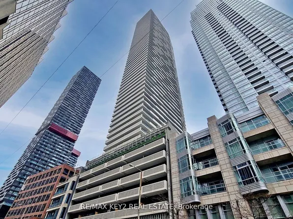 2221 Yonge St, Toronto, ON