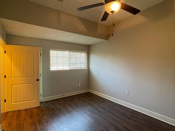 Bedroom downstairs (connect to bathroom)