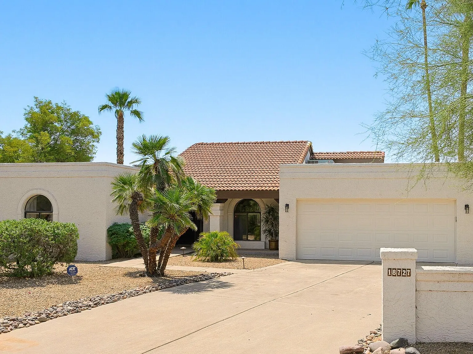 3 bed, 2.0 bath, 2084 sqft, $3,500 — Photo 3