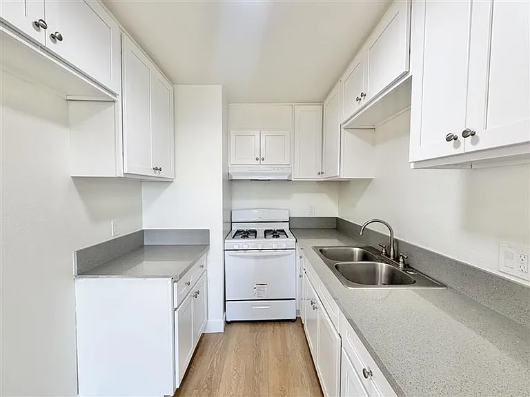 Baylor Apartments - 7531 — Photo 14