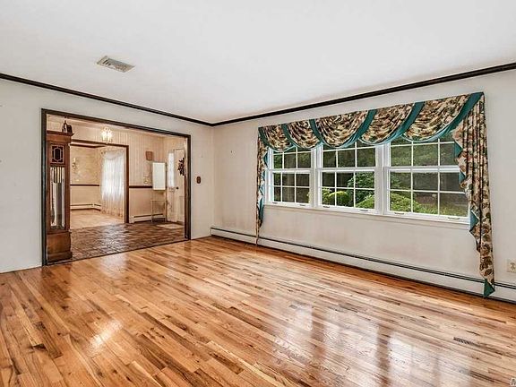 4th image of 7 Elvira Ct