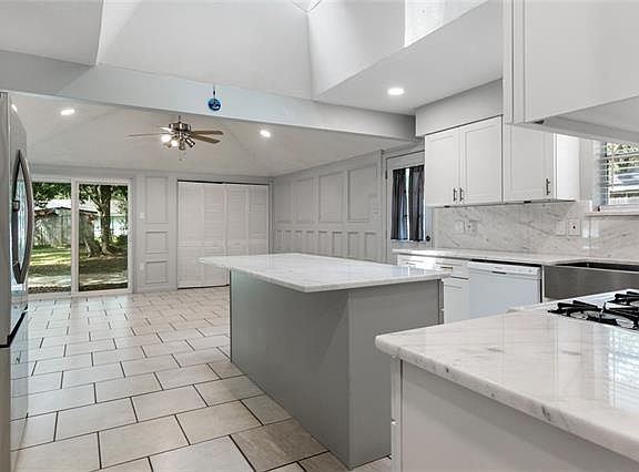 3rd image of 209 W Hickory St