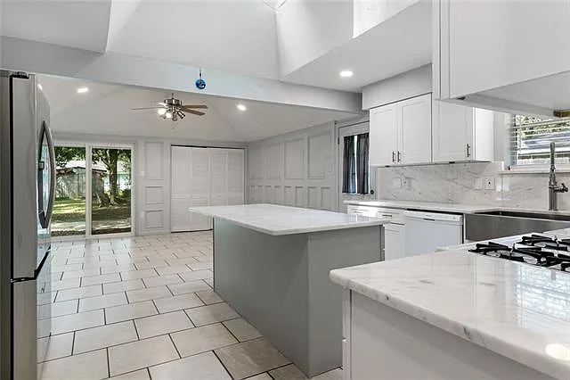 209 W Hickory St — Photo 3