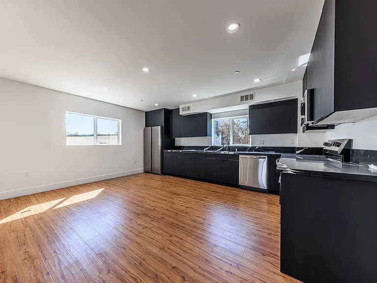 Luxury 3 & 4 Bed Townhomes | Walk to NoHo Arts District + Toluca Lake — Photo 26