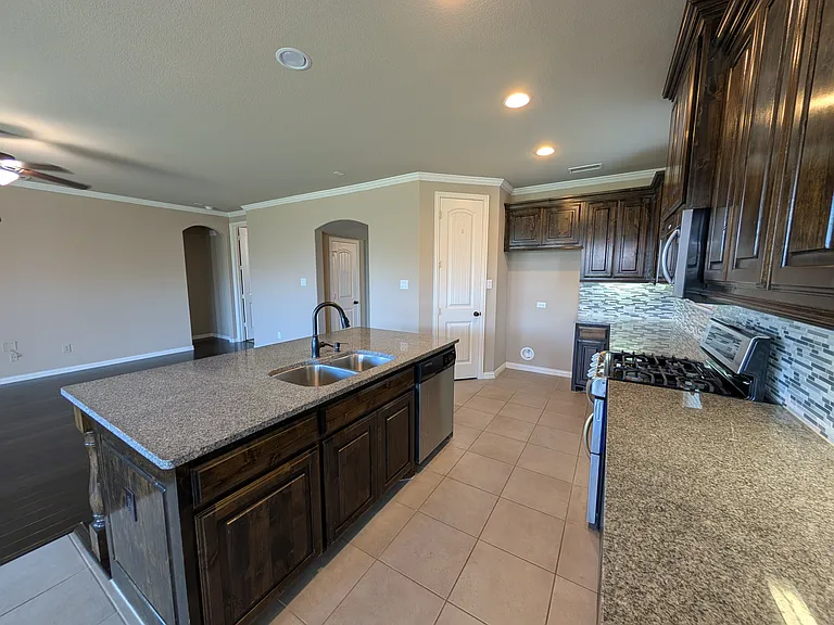 591 Deverson Dr — Photo 11