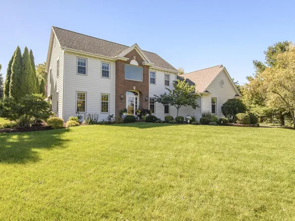 W302N1609 Crooked Creek COURT, Pewaukee, WI 53072