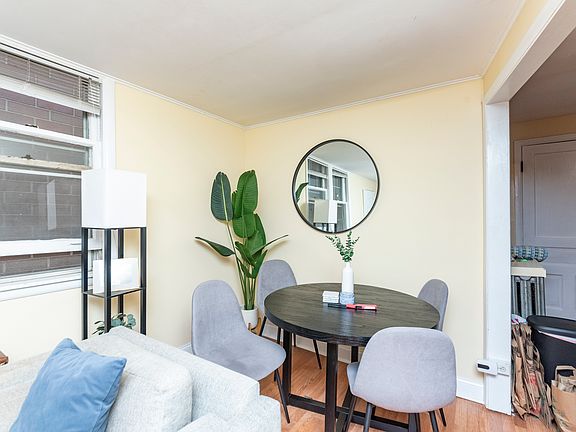 3rd image of 1654 W Melrose St #2