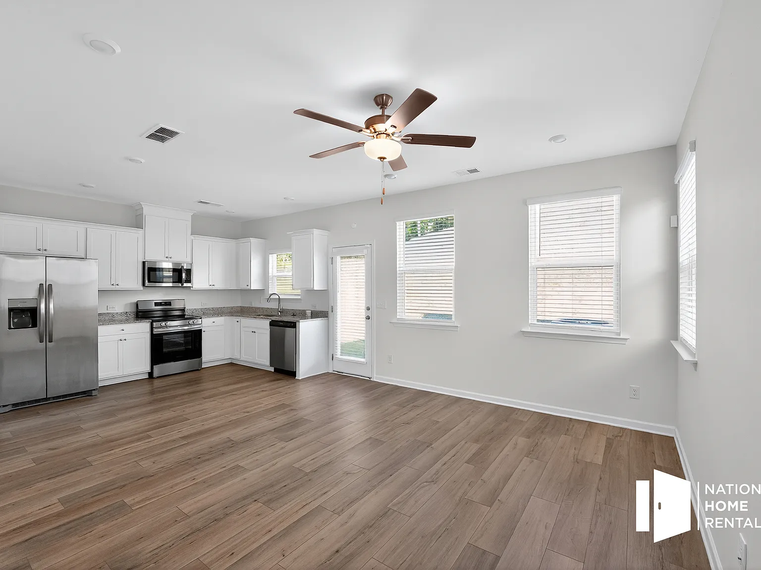 3 bed, 2.5 bath, 1382 sqft, $2,095 — Photo 2