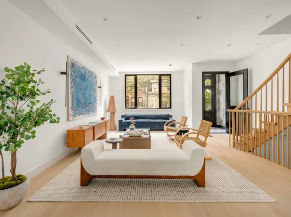 137 Kingsland Avenue image 1 of 15