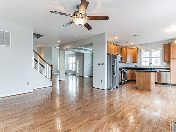 3rd image of 19592 Aspendale Sq