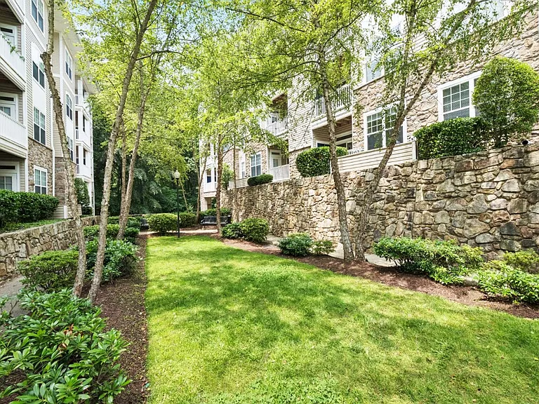Stone Point Apartments — Photo 22