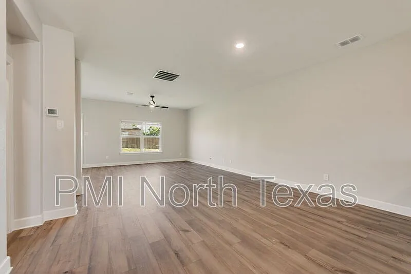 5 bed, 2.5 bath, 2703 sqft, $2,450 — Photo 3
