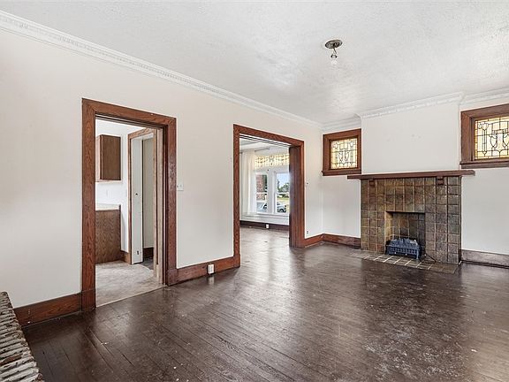 4th image of 400 Spring St