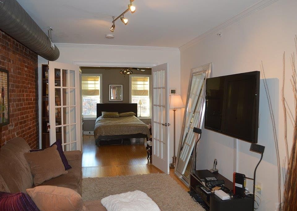 Living with view into bedroom