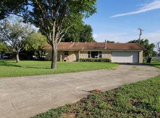 1103 Dove Ave, Devine, TX 78016