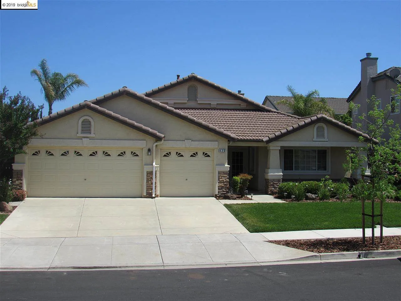 425 Acacia Dr photo 1