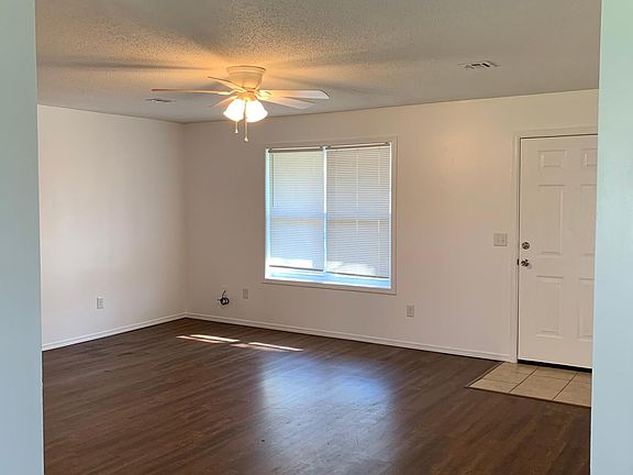5th image of 2702 Walker St