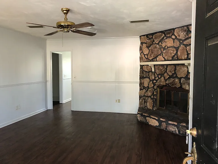 1011 Cynthia Dr — Photo 2