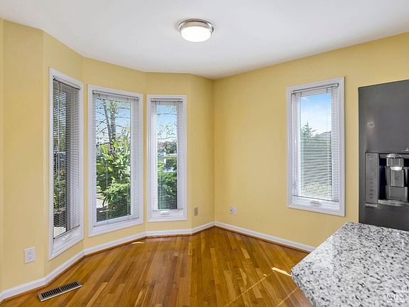 5th image of 55 Cove Ct