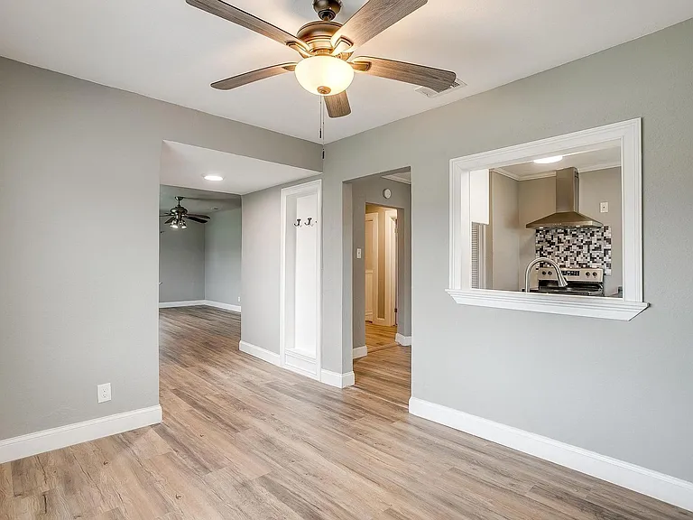 823 College St — Photo 10