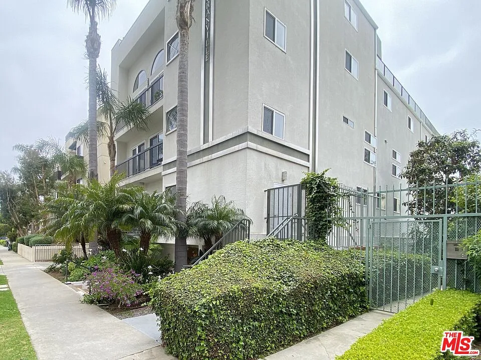 1227 Granville Ave #104