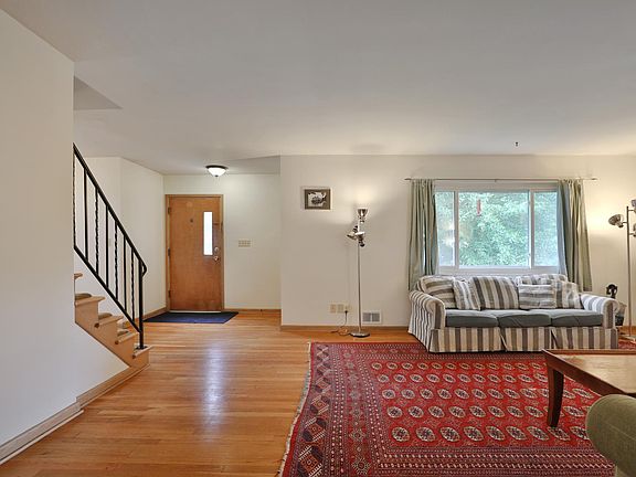 3rd image of 714 Island Ct