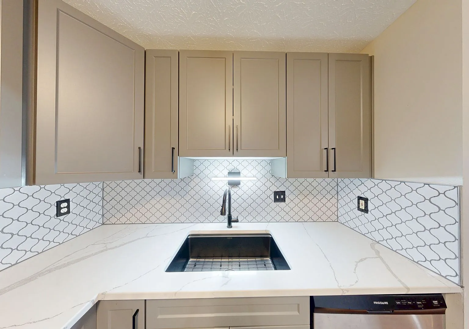 Fresh and updated 2bed/2bath - Great Location! — Photo 4