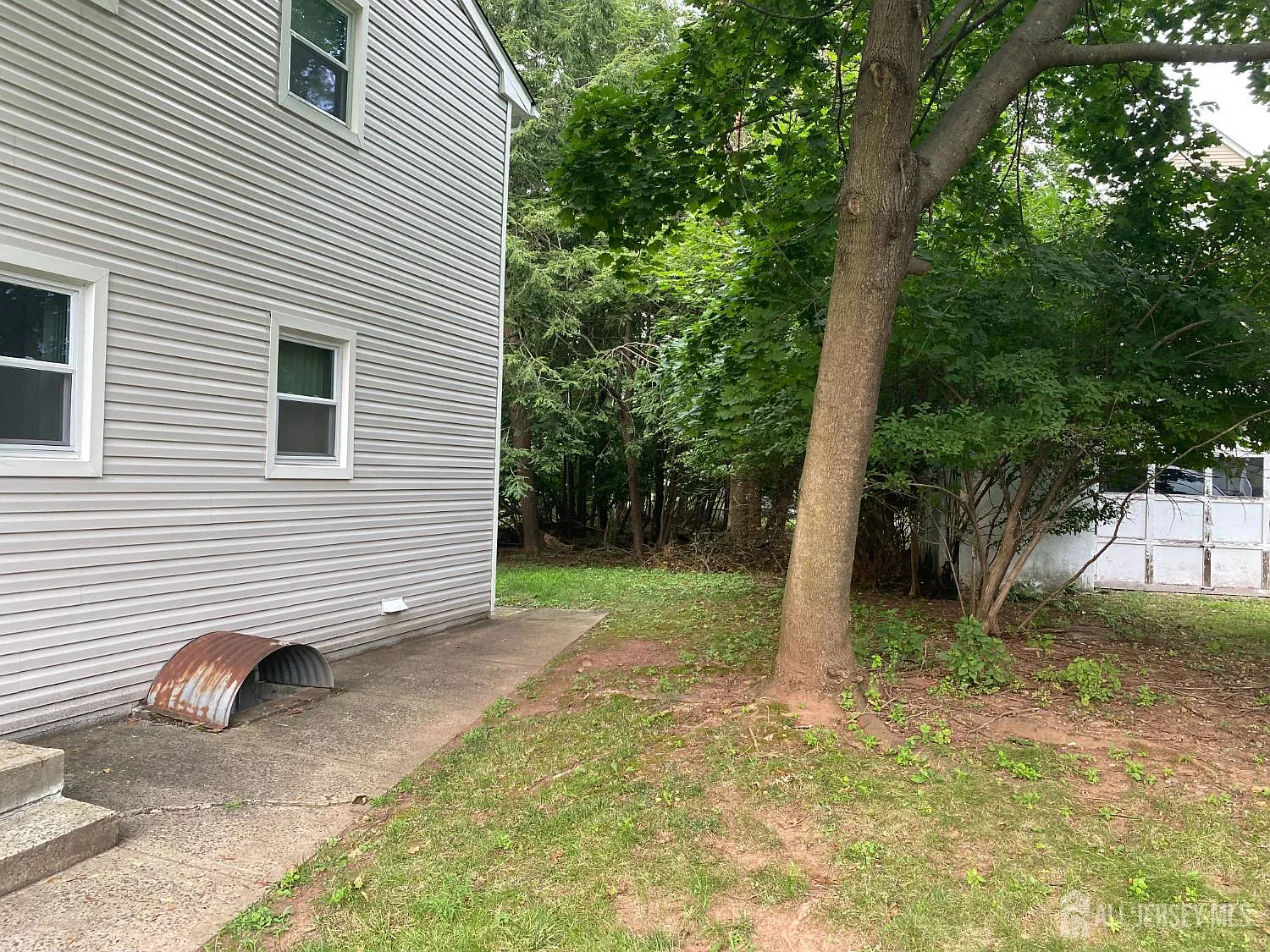 3 bed, 1.0 bath, 2448 sqft, $2,500 — Photo 2
