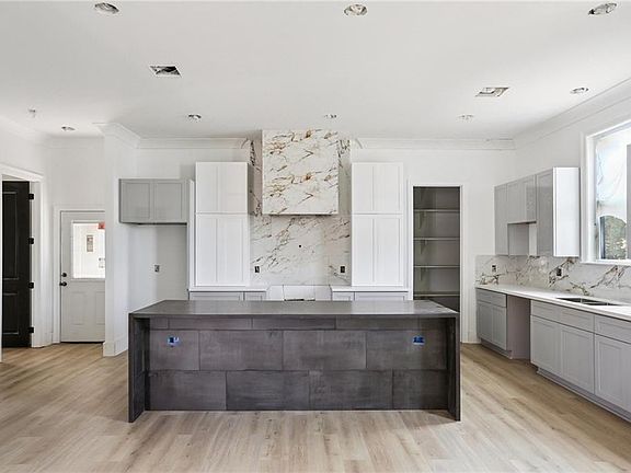 5th image of 2406 Prentiss Ave