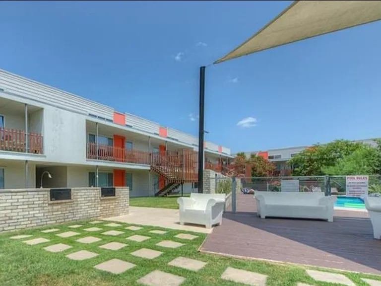 2200 Dickson Dr #101 — Photo 34