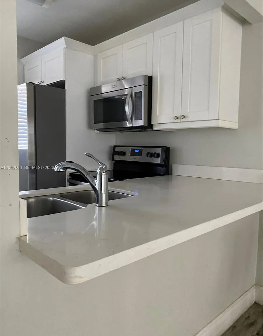 5181 W Oakland Park Blvd — Photo 2