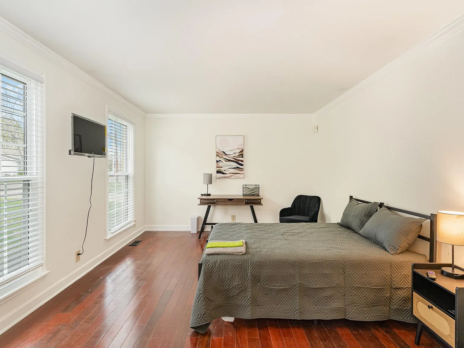 4 bed, 3.0 bath, 2106 sqft, $1,048 — Photo 1