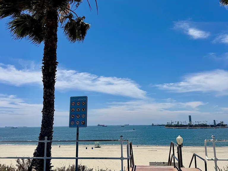 Beach stairs on the Promenade are 5 minutes walk from the house.
