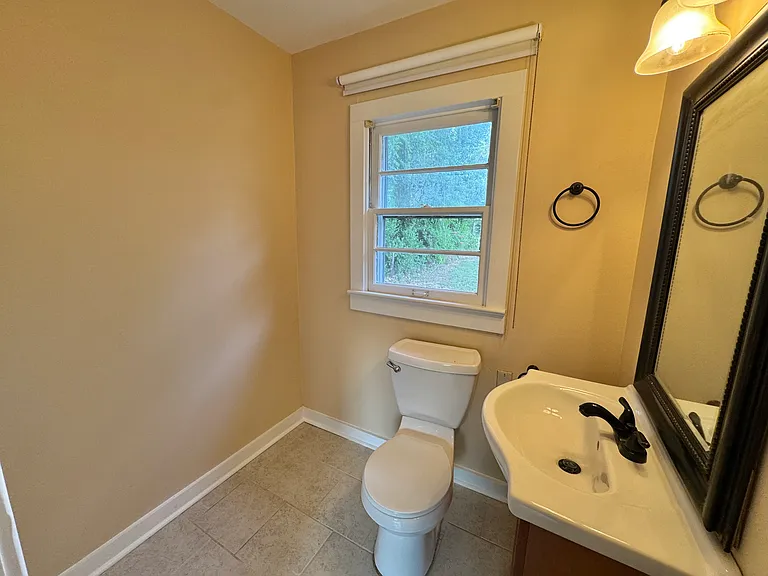 Half Bath (Bedroom 1)