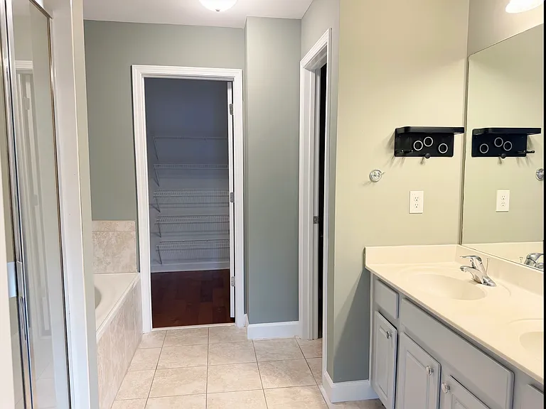 1651 Oakbrook Lake Dr — Photo 11