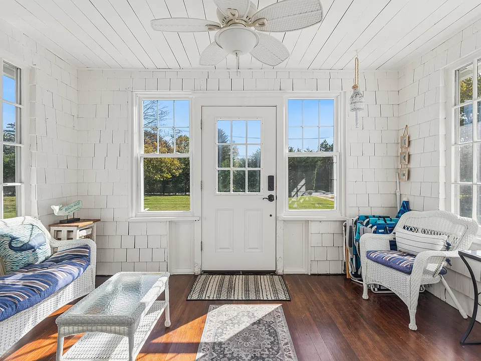 52 Stevens Ln