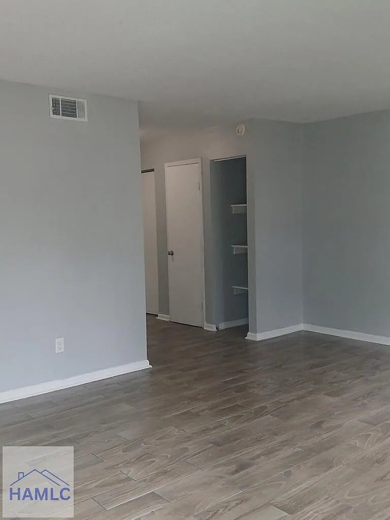 2 bed, 1.0 bath, 828 sqft, $1,095 — Photo 2