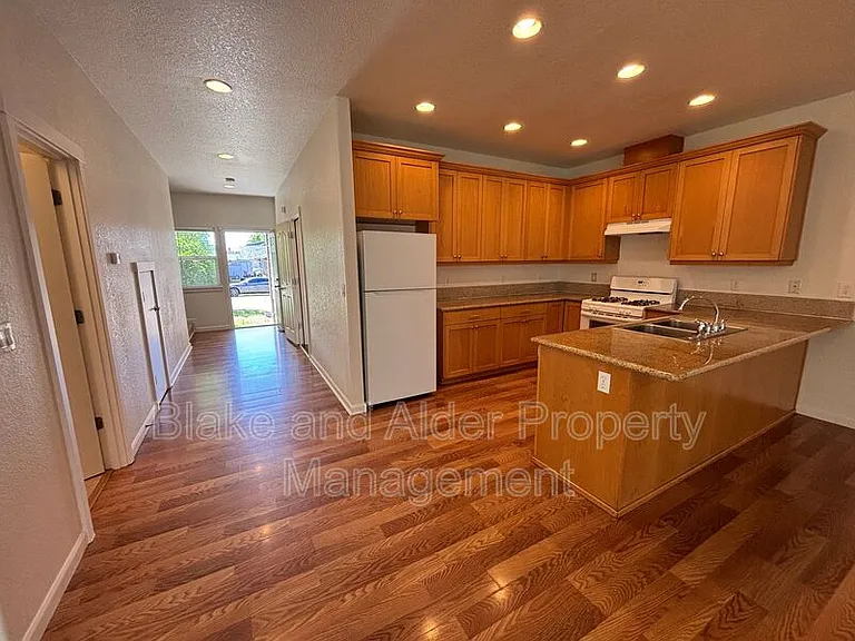 345 Norway St NE — Photo 6