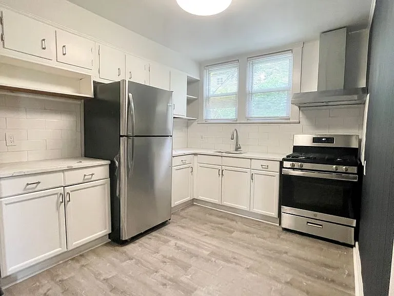 102 South Broadway — Photo 1