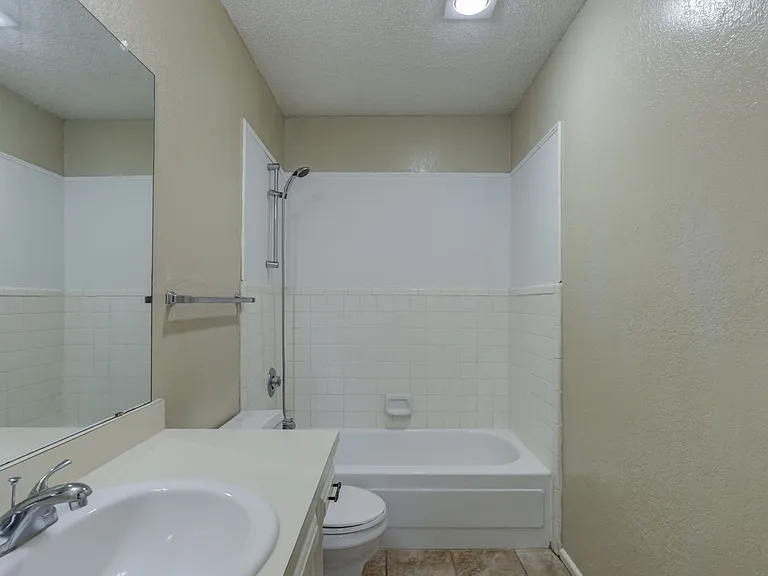 Albany Ridge Apartments Comfortable Living in West Lubbock — Photo 25