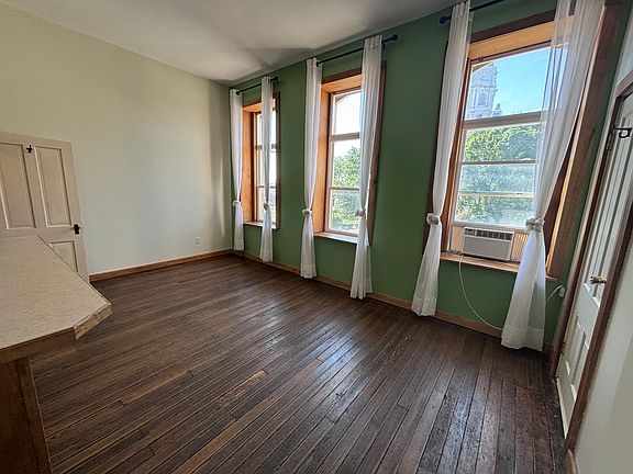 3rd image of 118 W Van Buren St #201