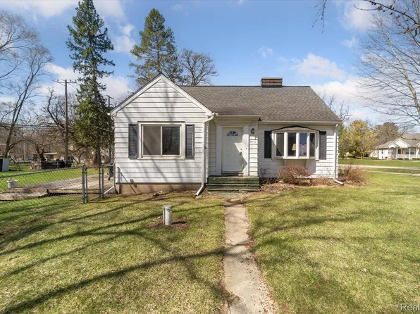 10410 Livingston St, Whitmore Lake, MI 48189