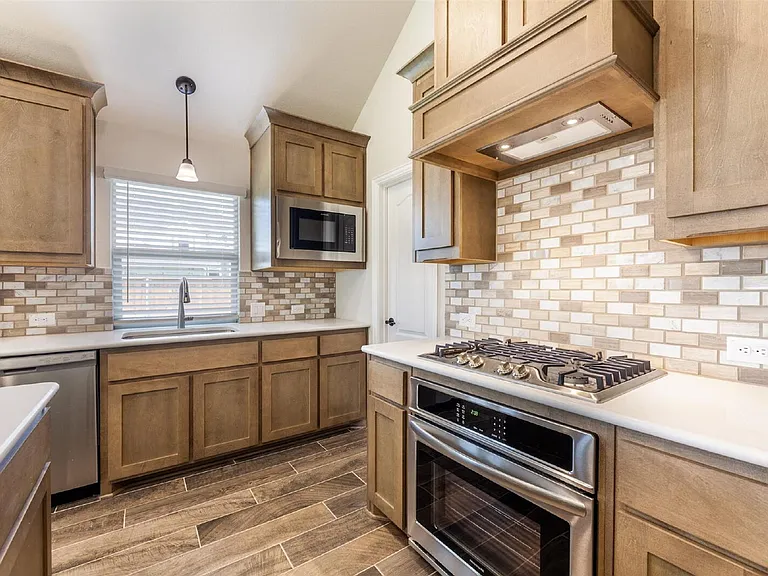 1304 Lancaster Dr — Photo 10