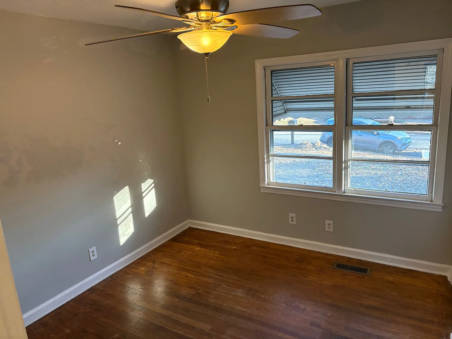3 bed, 1.0 bath, 1039 sqft, $1,350 — Photo 2